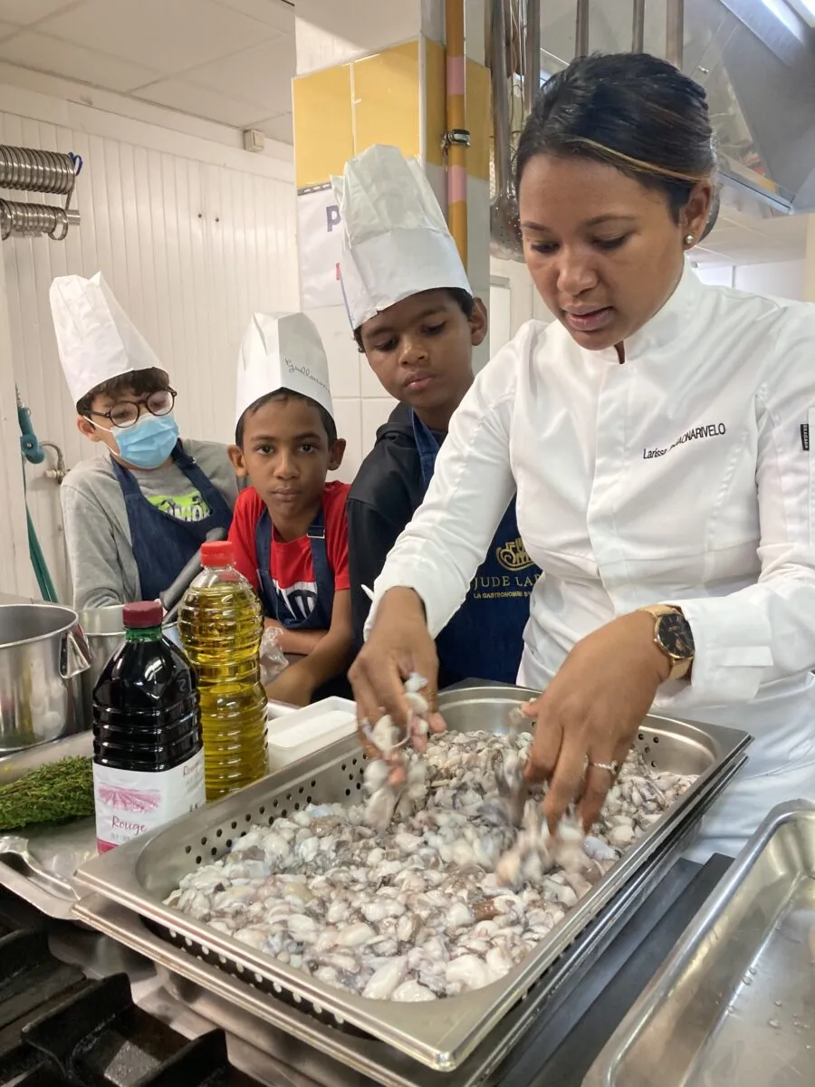 Les enfants réalisent un buffet “Océan Indien” avec la cheffe Larissa Rajaonarivelo