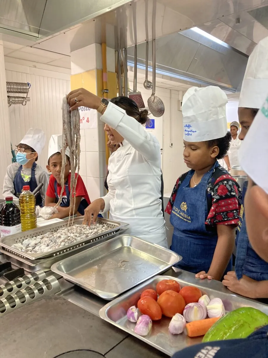 Les enfants réalisent un buffet “Océan Indien” avec la cheffe Larissa Rajaonarivelo